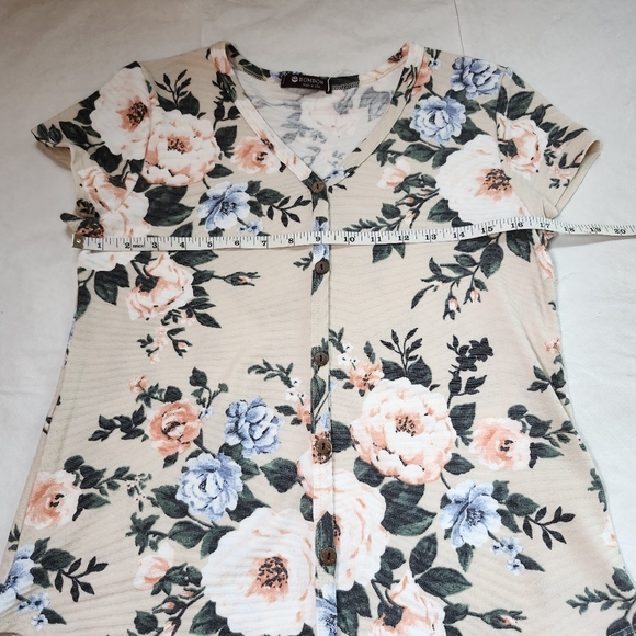 Floral Beige Button-Up Women's Top - Picture 4 of 11